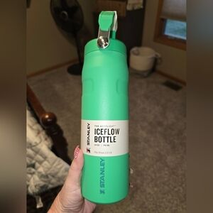 Stanley IceFlow Aerolight Bottle in Meadow 24 0z New